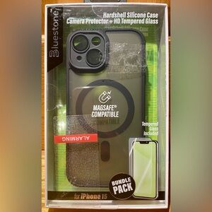 Bluestone Apple Silicone Case with MagSafe for iPhone 15 - Black. NEW